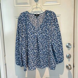 Ellos Long Sleeve Blue Flower Top Size 18/20 (2X), Black White V-Cut Pleated